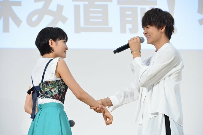 葵わかな&佐野勇斗、高校の終業式にサプライズ登場！佐野は高校時代「めっちゃ遊んでた」 4枚目