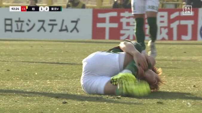 「イエローが妥当」「この基準で行くんか」柏DFの“一発レッド・タックル”に意見様々「ボールに行った後の足ですからね」プロも困惑 5枚目