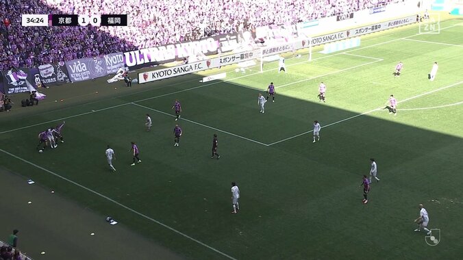 「怖すぎる」助っ人同士が一触即発のフェイスオフ「ど迫力の睨み合い」「キレすぎやろ」球際の攻防からエキサイト→スタジアム騒然！ 3枚目