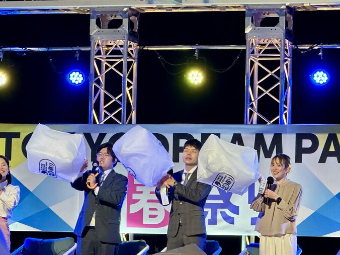 ランタン飛ばしは強風の影響で中止となったが美しいイルミネーションの様子を楽しんだ糸谷八段ら