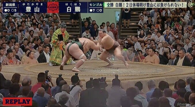 白鵬、“張り差し”からの速攻＆上手投げで「横綱通算800勝」を達成、全勝もキープ！ 1枚目