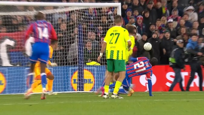 「それは決めてくれ」鎌田大地、まさかの空振りで痛恨の決定機逸「予測しづらかったな」触ればゴールの絶好チャンスを仕留められずファン落胆 5枚目