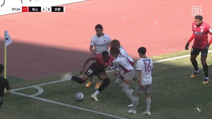 【映像】4人相手の超ボールキープ