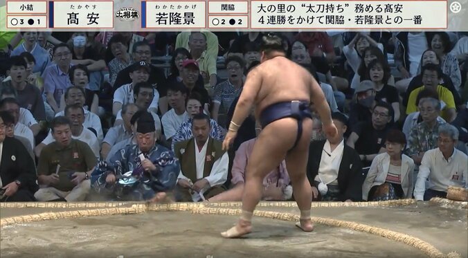 土俵下に転落した若隆景の先に信長様