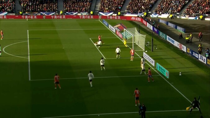 「どんな反射神経しとんねん」鈴木彩艶、値千金の“神セーブ”に衝撃！「凄すぎてドン引き」超至近距離弾を左手ストップ 4枚目