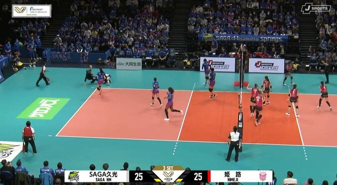 女子バレー、監督と選手が激突して場内騒然… レジェンドが強烈タックルで転倒するアクシデントに全選手が心配 2枚目