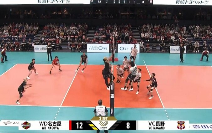 強烈スパイクが顔面直撃「ちょっと目が腫れてますけど…」男子バレー日本代表が“痛々しい姿”でファンの前に登場 後輩にいじられる珍光景も 3枚目