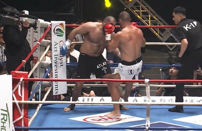 「スネが変形してる」識者も驚嘆 怒りのカーフキックで衝撃KO 相手の反則に王者が貫禄「ボコボコやん」ファン騒然 2枚目