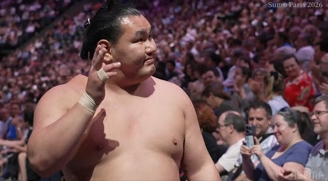 豊昇龍のこんな“素敵な笑顔”見たことない 横綱がパリ公演の声援に最高の“ファンサ”で応じる カメラが捉えた珍しい一コマ 3枚目