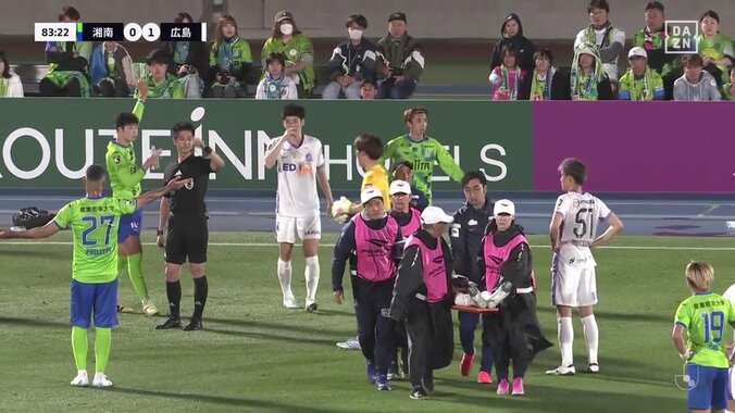 「選手として誇れるね」「プロフェッショナル」担架でピッチ横断の負傷退場に場内からブーイングも選手らがサポーターを制止「脳震盪だから最短距離で」 5枚目
