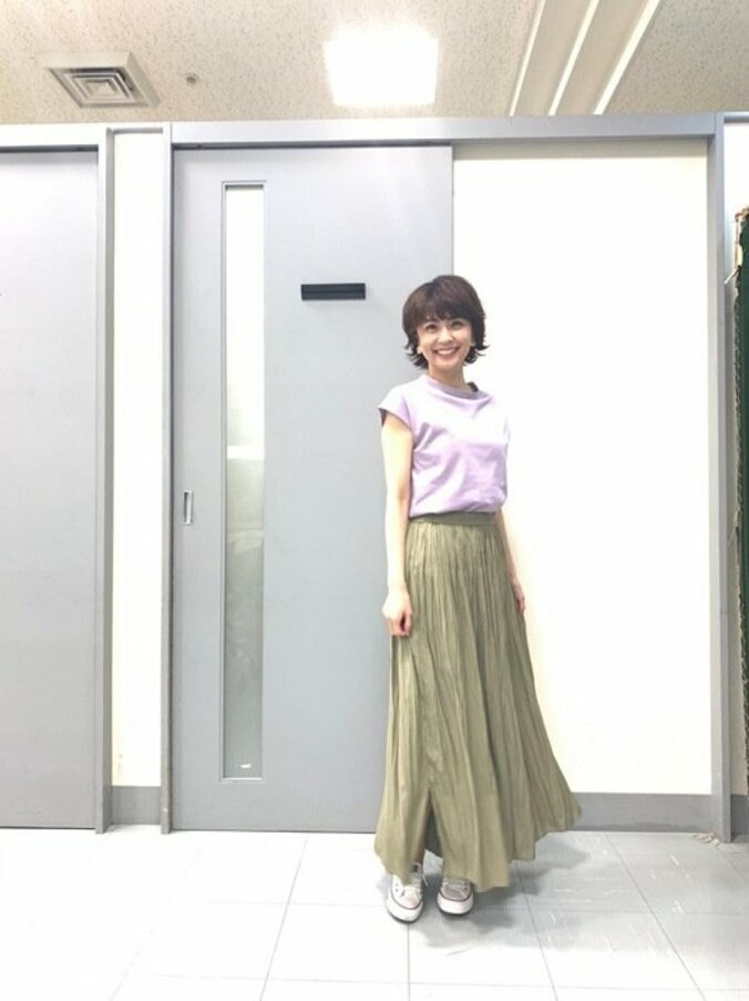 小林麻耶、“2990円”のユニクロ服で夏コーデ「サラサラしていて履き心地がイイ」 1枚目