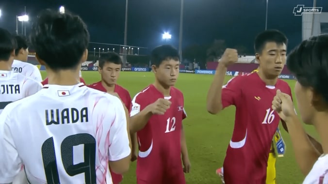 「なぜグーパンチ…？」サッカー北朝鮮代表、日本戦で“前代未聞の挨拶”「スポーツマンシップの欠片もない」「FIFAに抗議を」ネット騒然【U-17W杯】 5枚目