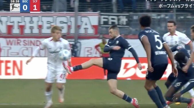 【写真・画像】強すぎだろ！ 堂安律、ドイツ代表MFのドリブルを吹っ飛ばす！「鬼メンタル」 イエロー覚悟の“強烈タックル”炸裂「むしろいいファウル」　1枚目