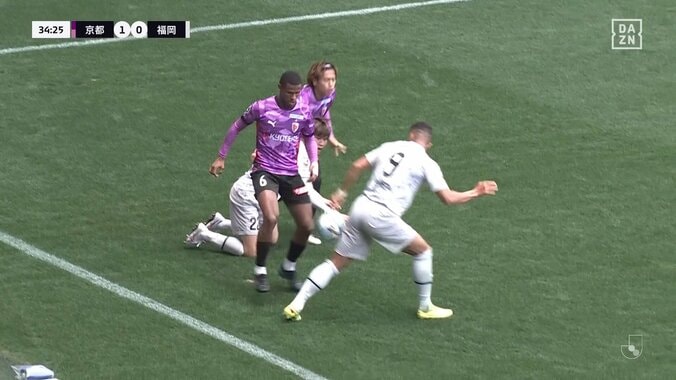 「怖すぎる」助っ人同士が一触即発のフェイスオフ「ど迫力の睨み合い」「キレすぎやろ」球際の攻防からエキサイト→スタジアム騒然！ 5枚目