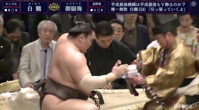 強い…強過ぎる…横綱白鵬、ただ1人の9連勝　43度目Vへ難敵・御嶽海を“完封” 1枚目