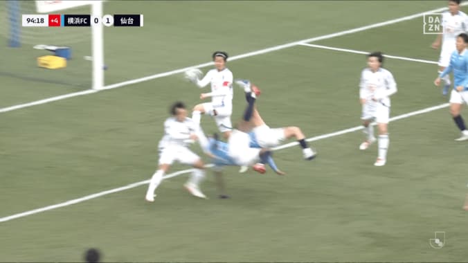 まさかの衝撃！Jリーグで“オーバーヘッド・ツインシュート”発生「リアル・キャプ翼だ」プレーもボールも“漫画”の奇跡的瞬間に「平成男児歓喜」 3枚目