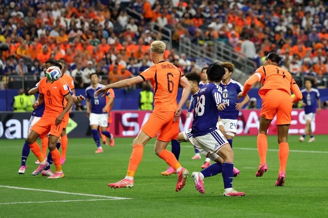 「押してるじゃん！」日本代表のW杯失点が物議…「審判に取られないギリギリ」オランダDFが渡辺剛に“プッシング疑惑” 2枚目
