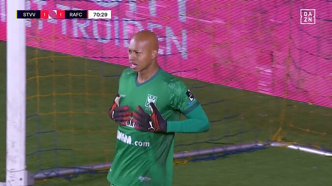 【写真・画像】スタジアム騒然！日本代表MFへの悪質ファウルから乱闘騒ぎ勃発 “顔面パンチ”で一発レッド…計カード4枚の荒れ模様に　1枚目