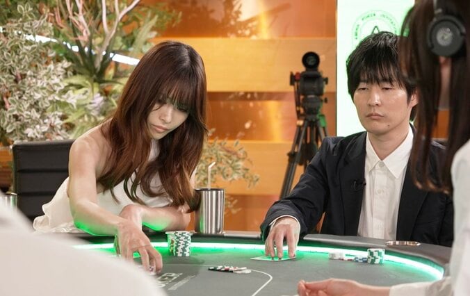 【映像】美女ポーカープロ、クールな表情で“氷の読み”