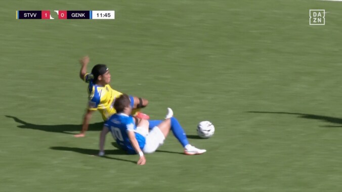 伊東純也を止めた！23歳日本人DFの“ハードディフェンス”に称賛の声「森保監督へのアピールになりそう」「良いタックル」 3枚目