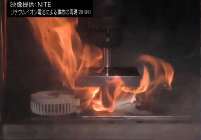 危険！ごみの中で燃え盛るモバイルバッテリー