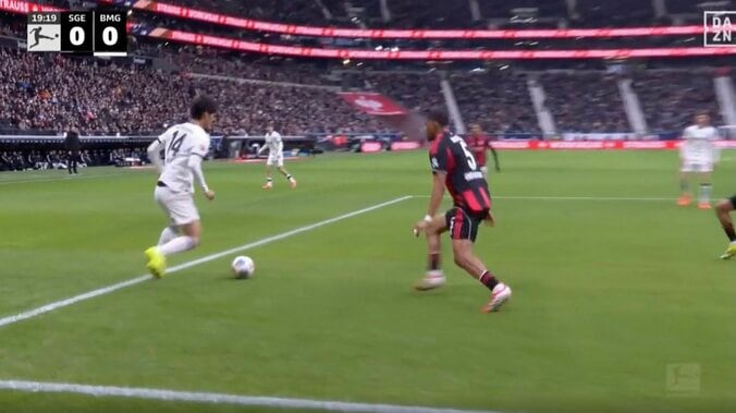 ウソでしょ…！？ 高井幸大、目を疑う“まさかの光景”「マジ上手い」相手DFをハメた“超絶ルーレット”にSNS騒然「川崎の血が騒いでる」 2枚目