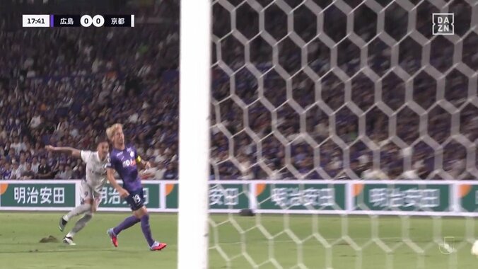 アニメかよ！怪物FWがパワーシュートでピッチに“巨大穴”をあけた瞬間「見たことないエグれ方」「日向小次郎みたい」自ら穴埋めする姿も話題に 4枚目