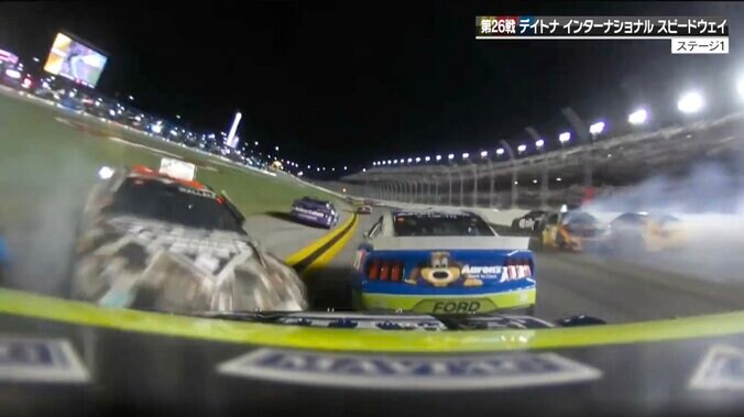 目の前で多重クラッシュ発生もほぼ無傷！ “奇跡的すり抜け”に現役最強ドライバー「俺はサンドイッチになってしまった」無線で驚き 5枚目