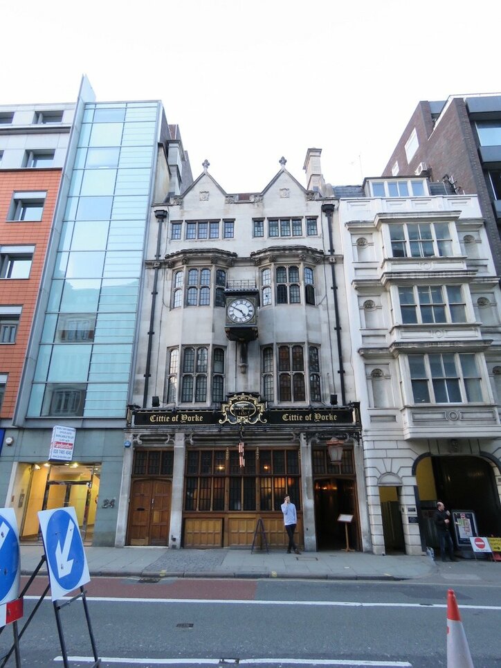 店内はまるで迷宮！  ロンドンの元修道院パブでフィッシュ＆チップスとビールを堪能