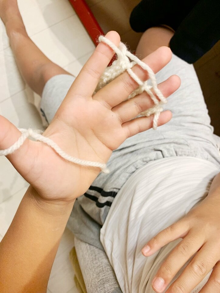 くわばたりえ 竹串 でマフラーを編む長男の姿に キュンキュンした 話題 Abema Times