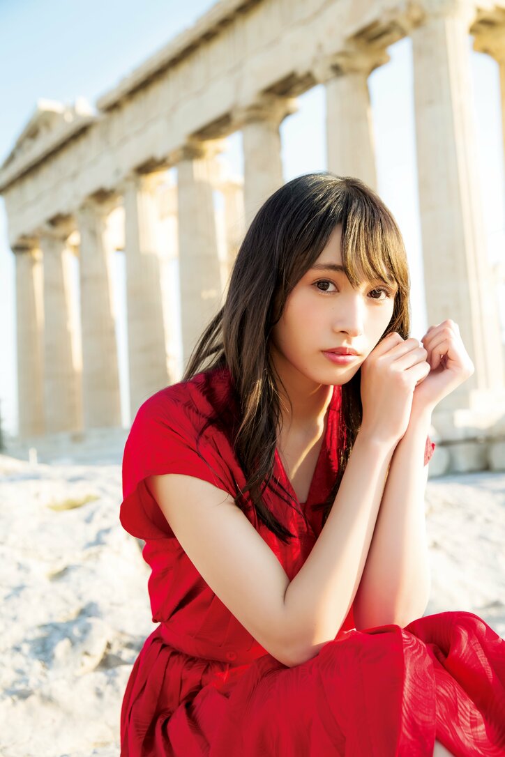 「白石麻衣は憧れの存在」欅坂46・渡辺梨加、水着姿も披露した初のソロ写真集は初版10万部