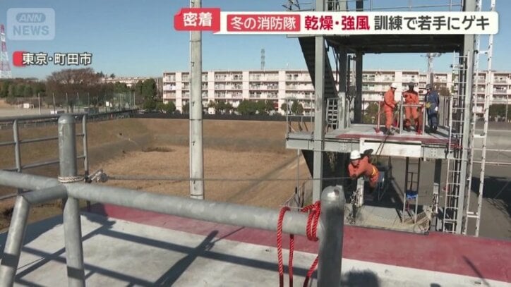 ロープを渡る訓練をする隊員ら