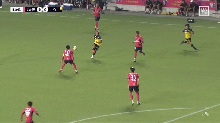 【映像】至近距離からのロングフィードが顔面直撃