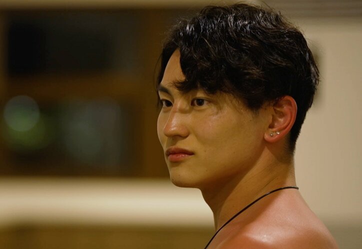 【写真・画像】元アイドルのセクシー女優、ベッドで男子に積極アピール 胸の谷間から“ 意味深プレゼント” 4枚目