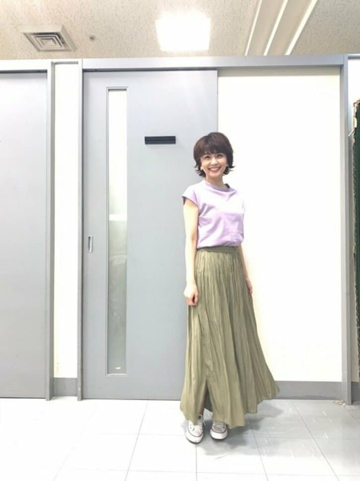 小林麻耶、“2990円”のユニクロ服で夏コーデ「サラサラしていて履き心地がイイ」