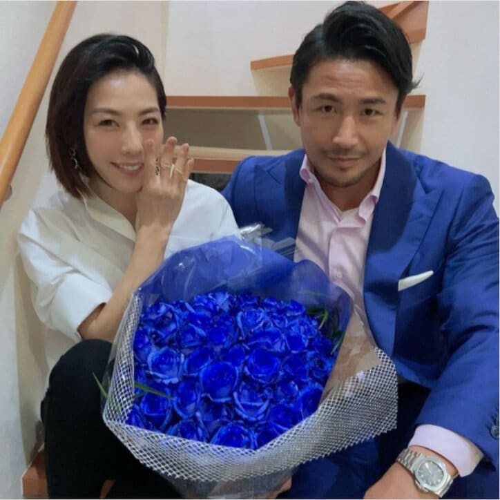 矢沢心、夫・魔裟斗から贈られた40本の青い薔薇に感激「彼の真実の優しさ」