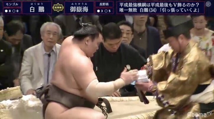 強い…強過ぎる…横綱白鵬、ただ1人の9連勝　43度目Vへ難敵・御嶽海を“完封”