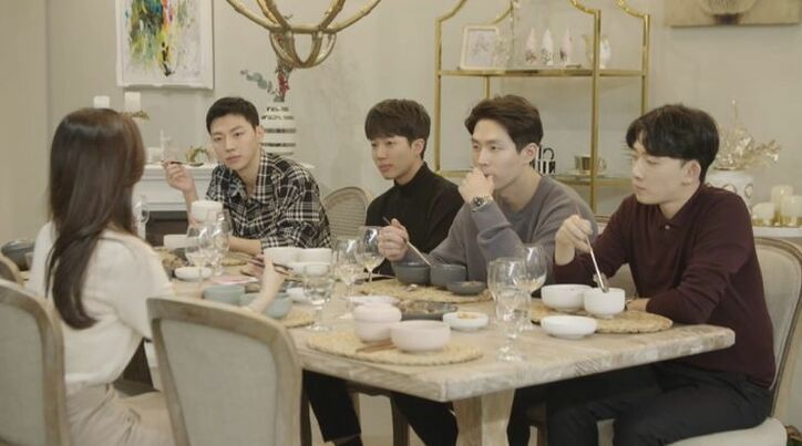 色気漂うタレ目美女の登場に男子たちが興奮…静かなシェアハウスに4人目の女子が入居