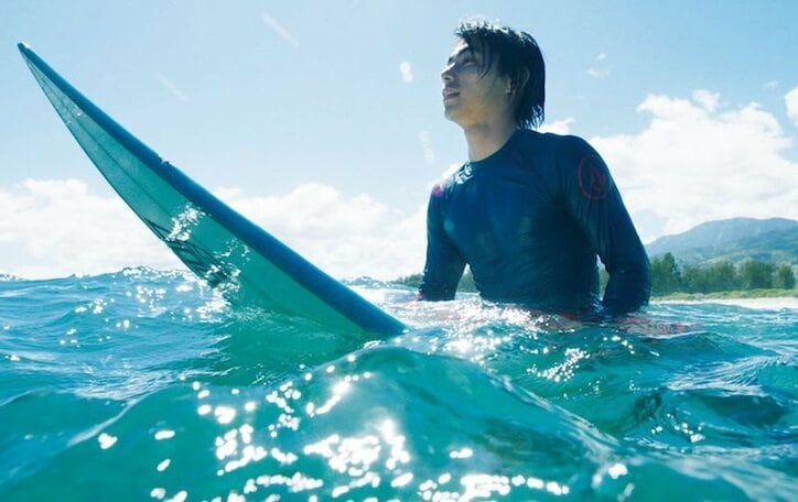 佐野玲於がキュート過ぎる寝顔を披露 映画『ハナレイ・ベイ』ファン悶絶級の場面写真解禁