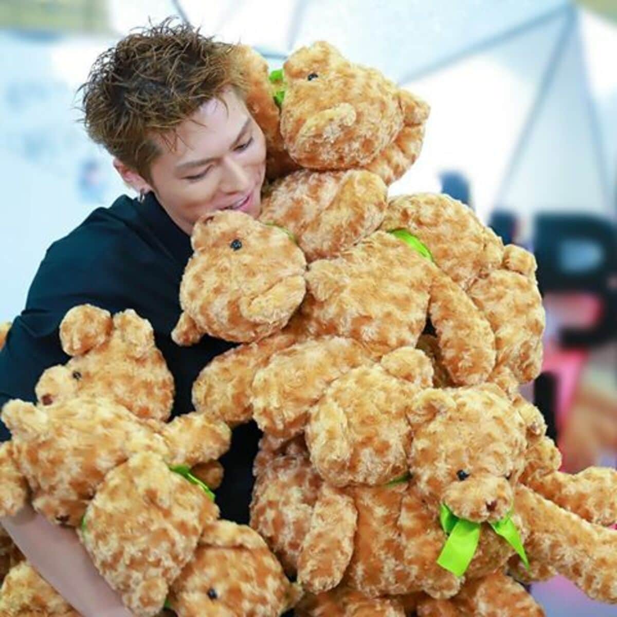 EXILE SHOKICHI、テディベアを大量に抱っこ！モフモフ状態に「可愛い