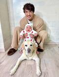  滝川ロラン、生後3か月の息子と愛犬との3ショットを公開「臆することなく楽しんでた」 