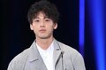 竹内涼真、アンニュイな雰囲気漂うオフショットに「髪色いい感じ」「横顔最高」の声