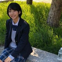 山之内すず、自然体な制服姿に「可愛すぎやろ」「隣に座りたい」の声