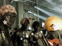 金爆・鬼龍院翔、“月”の衣装で「頭皮の血が止まる」