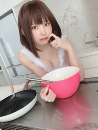 「これはズルイ」「最高のシチュエーション」人気コスプレイヤー・えなこの“嫁グラビア”にファン大興奮