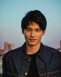 「直視できない」「かっこよすぎます」岡田健史、爽やかスマイルショットにファン絶賛