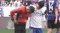 【映像】横浜FM・喜田拓也、選手と激突して倒れた審判を気遣う紳士的なシーン