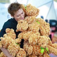 EXILE SHOKICHI、テディベアを大量に抱っこ！モフモフ状態に「可愛い」「唐揚げに見えるw」の声