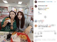 「こんな店員いたらいく」「雑誌のワンカットみたい」藤田ニコル＆古畑星夏のハンバーガー屋の帽子を被った姿に悶絶の声