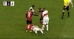 あわや乱闘寸前！「おい、お前立てや！」「触んなコラ」 ピッチに倒れた相手にイラつく vs 無理矢理起こされてキレる　一触即発の事態にスタジアムがピリつく瞬間